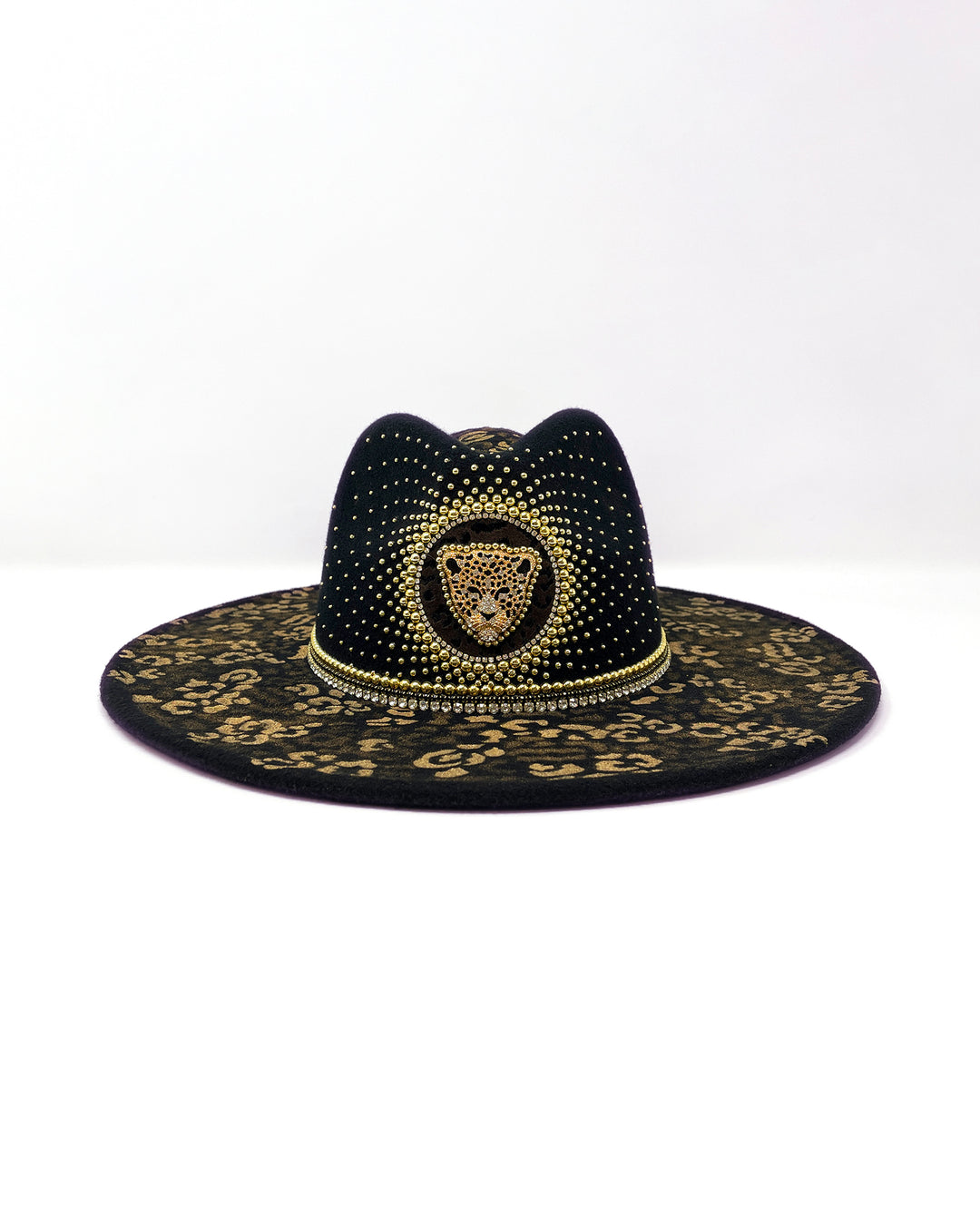 Black wide brim fedora hat. Gold metal & crystal leopard motive, hand painted metallic gold leopard print, embellished with gold metal clasped crystals & pearl like rhinestones. ladies day, festival hat, crystals, felt hat, boho, festival outfit, hat, handmade hat, festival wardrobe, gold hat, party hat